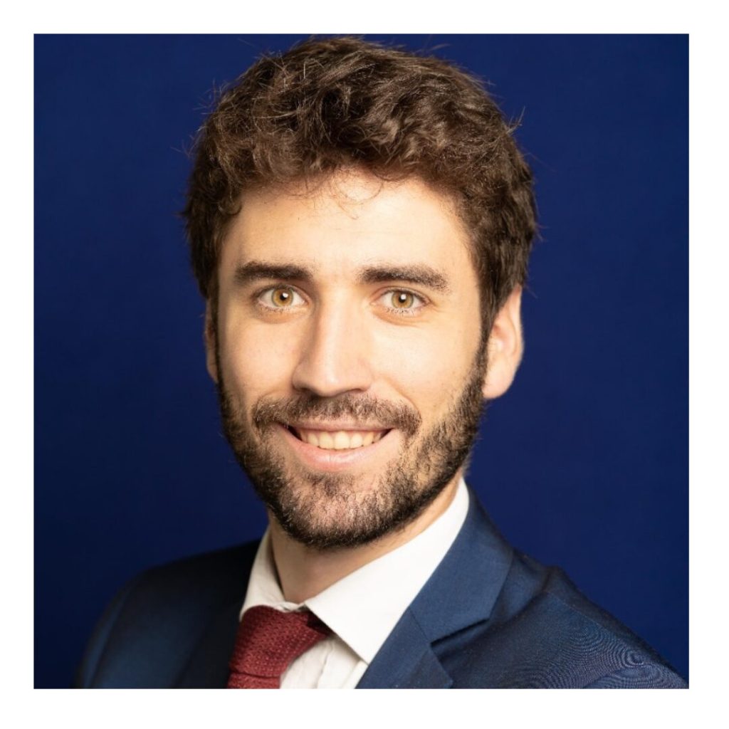 photo d'un collaborateur de FI Group sur un fond bleu