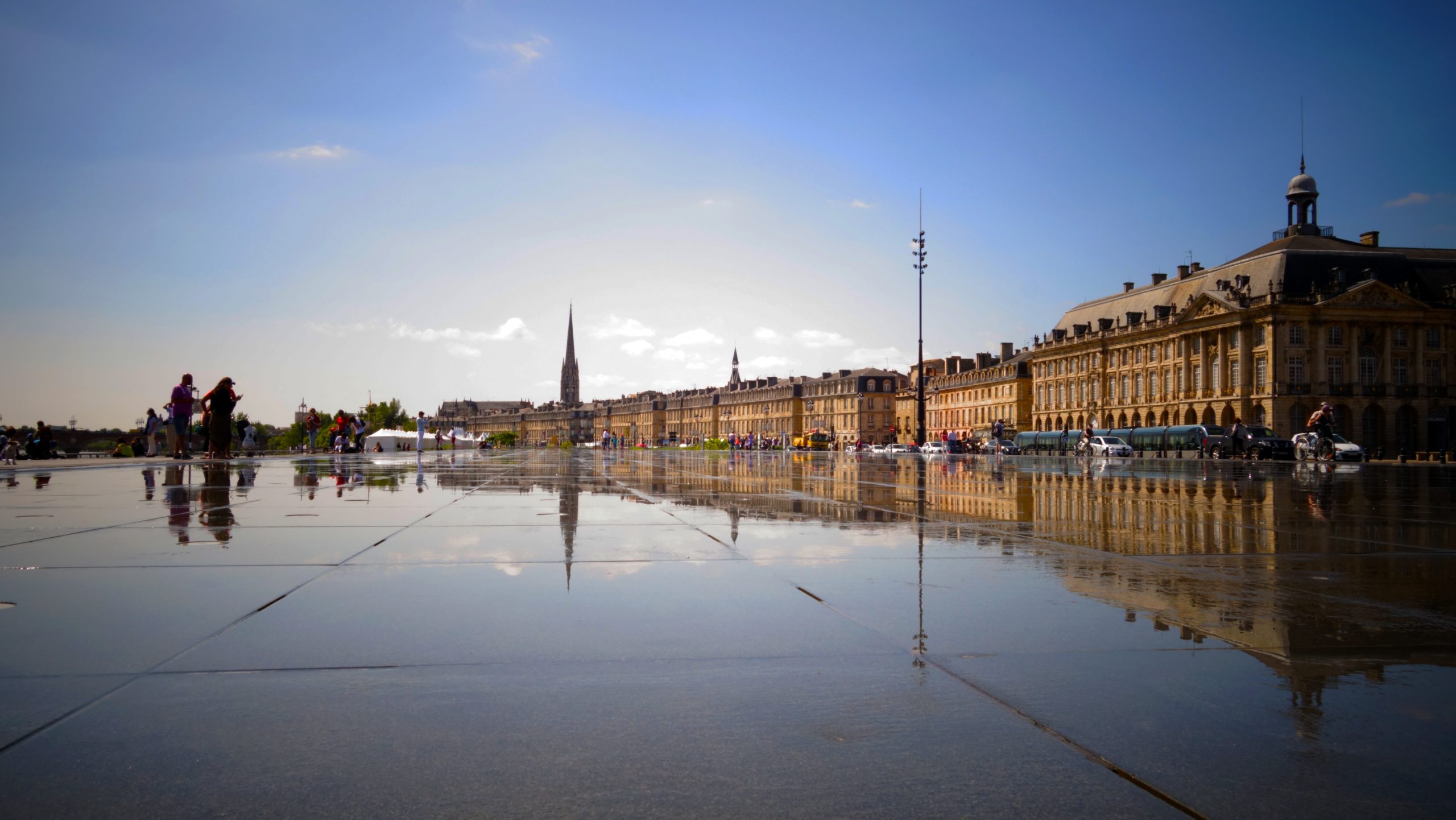 reflexion-des-batiments-sur-une-rue-humide-au-coucher-du-soleil