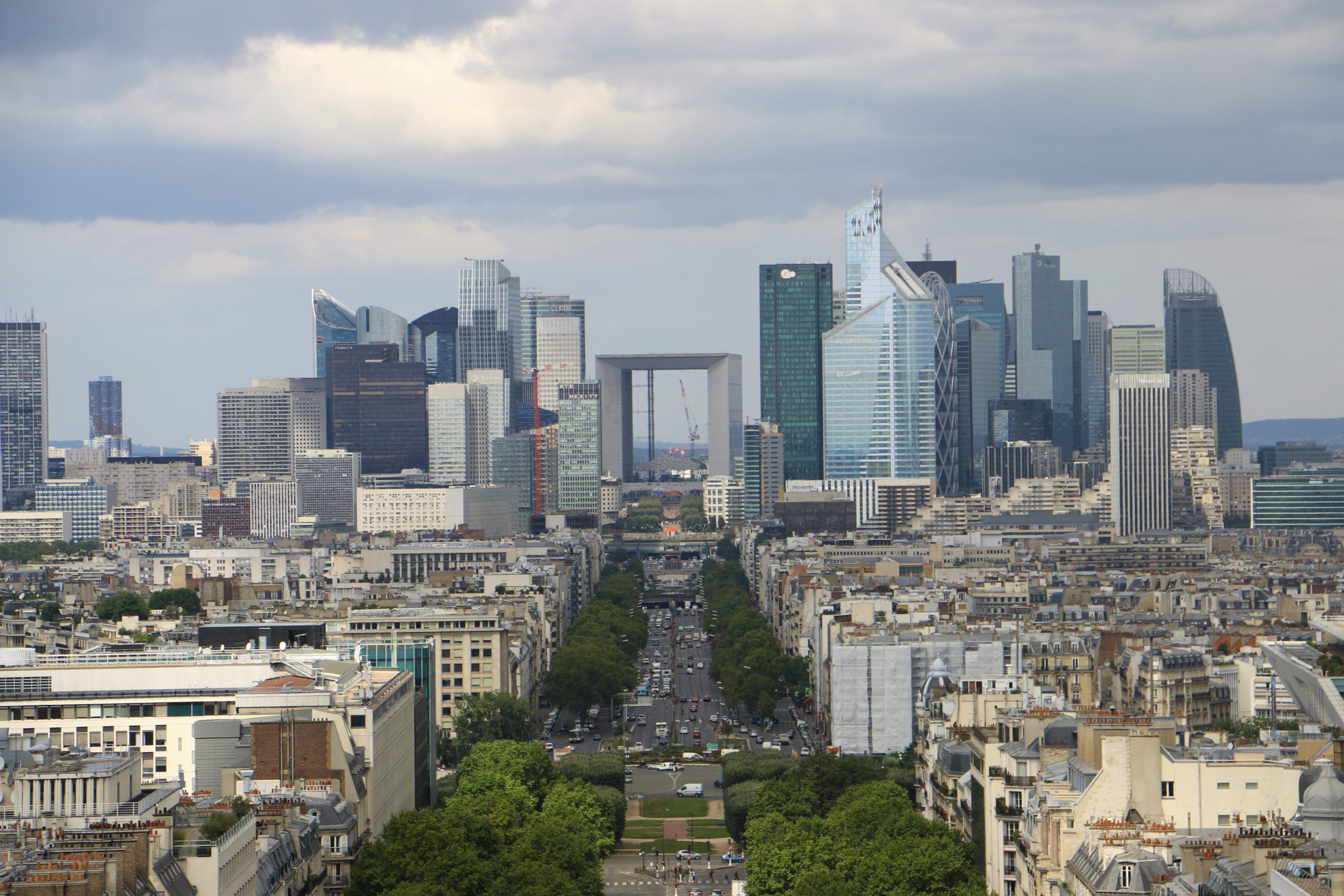 vue-aerienne-des-batiments-de-la-ville-contre-le-ciel