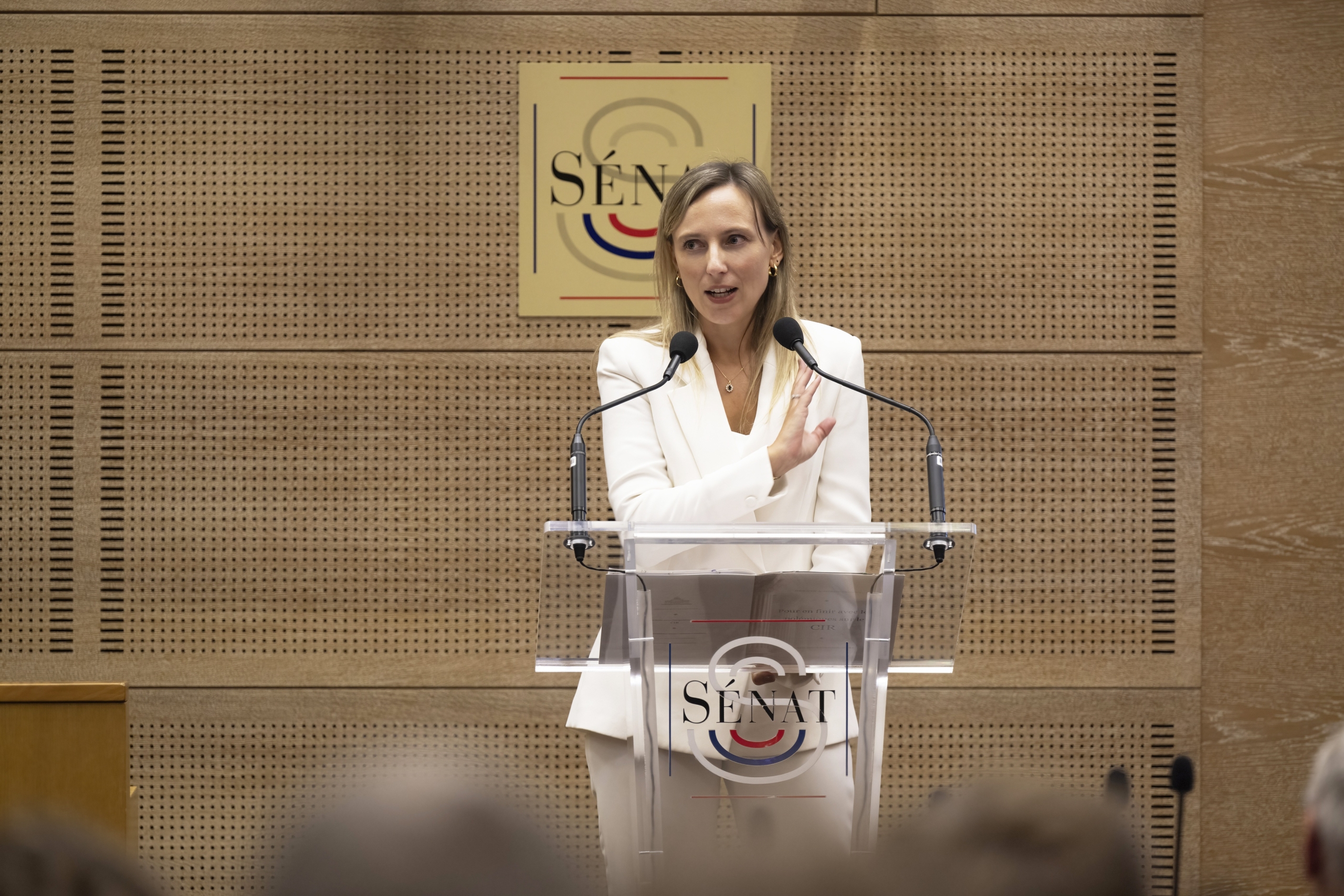 Solenne Desprez Braun, directrice des affaires juridiques et fiscales de F.initiatives, ouvre l'événement à la tribune du Sénat