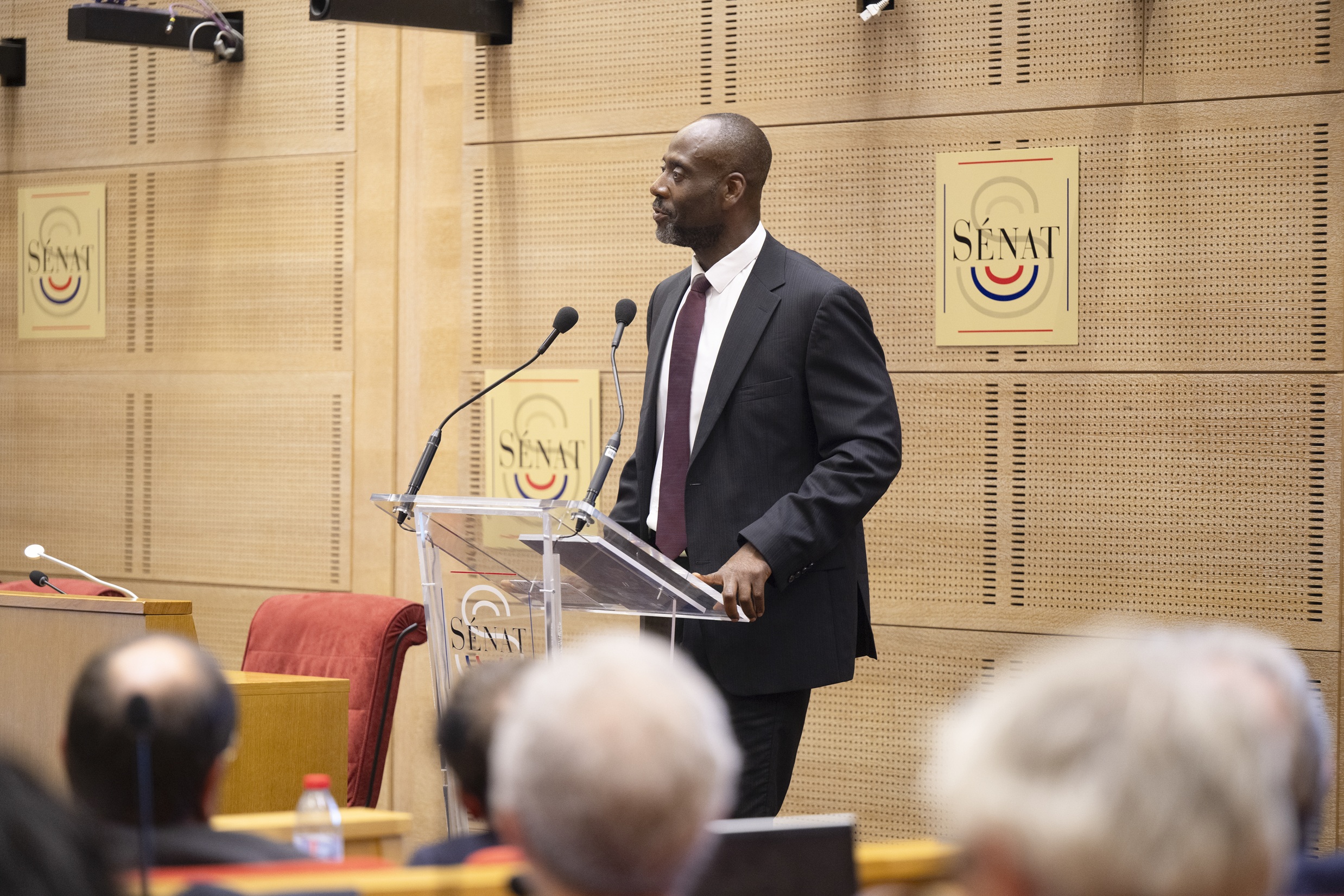 Abbas Djobo, président de F.initiatives, prononce la conclusion générale à la tribune