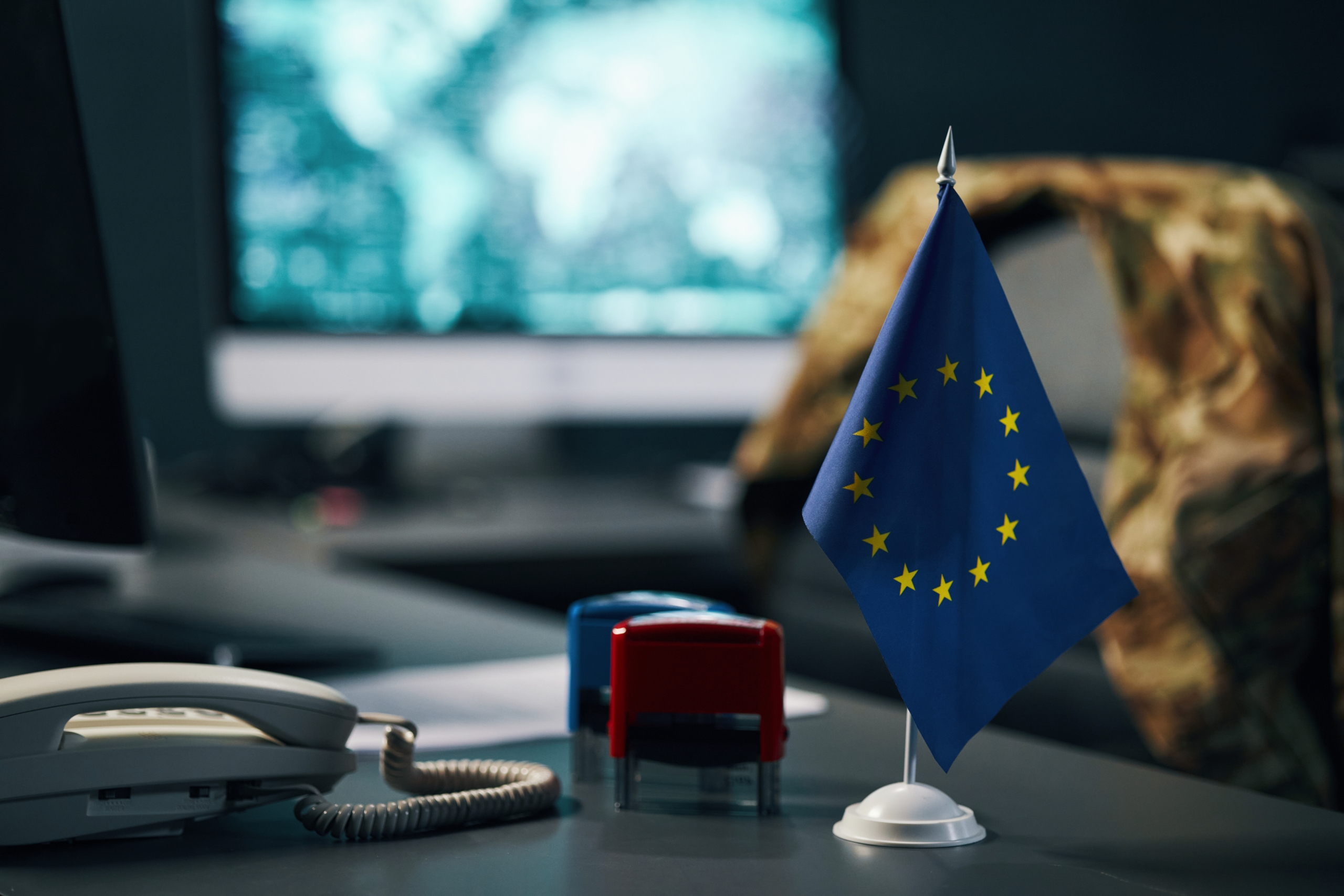 Bureau avec un drapeau de l’Union européenne et des fournitures de bureau